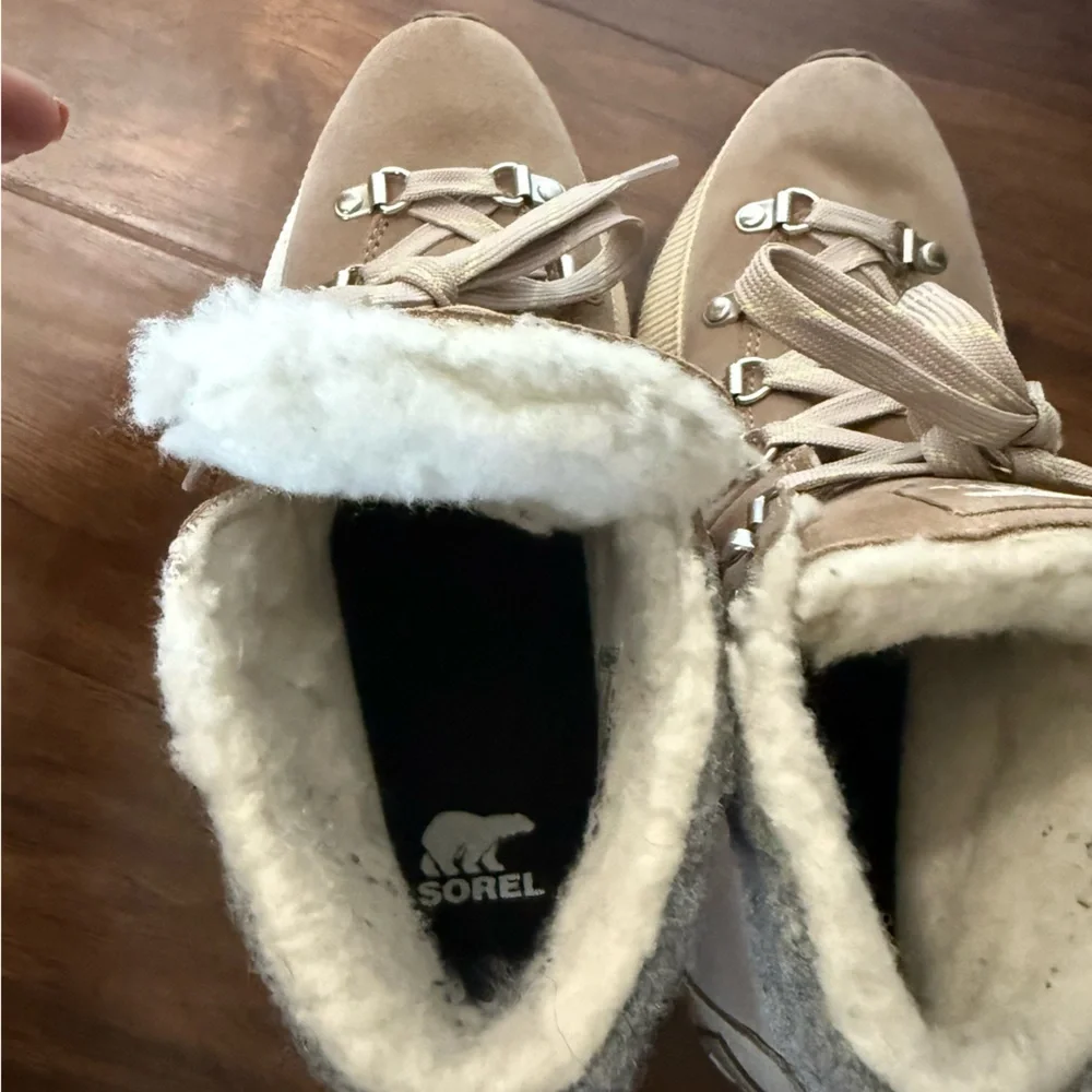 NWOT Sorel Out and About III Conquest Tan and White Fleece-Lined Boots-Size 8